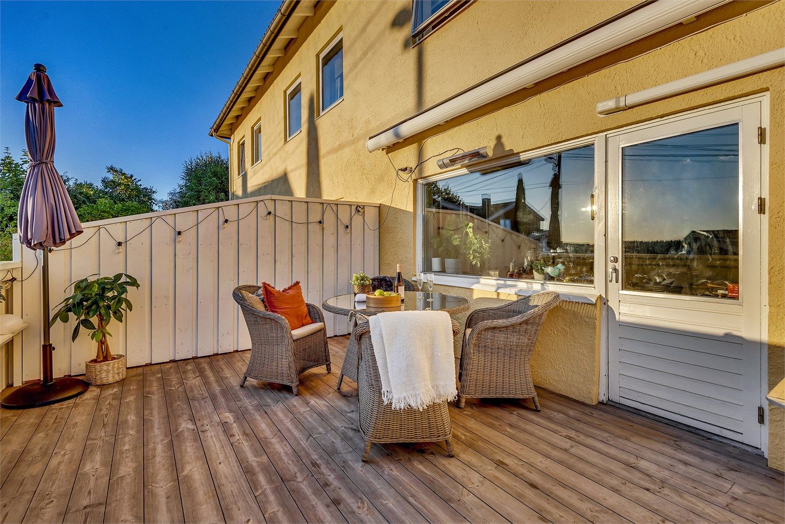 Elektrisk markise og varmelampe er montert.