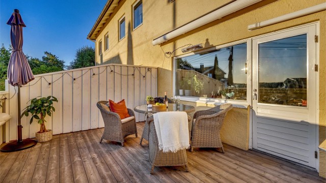 Elektrisk markise og varmelampe er montert.