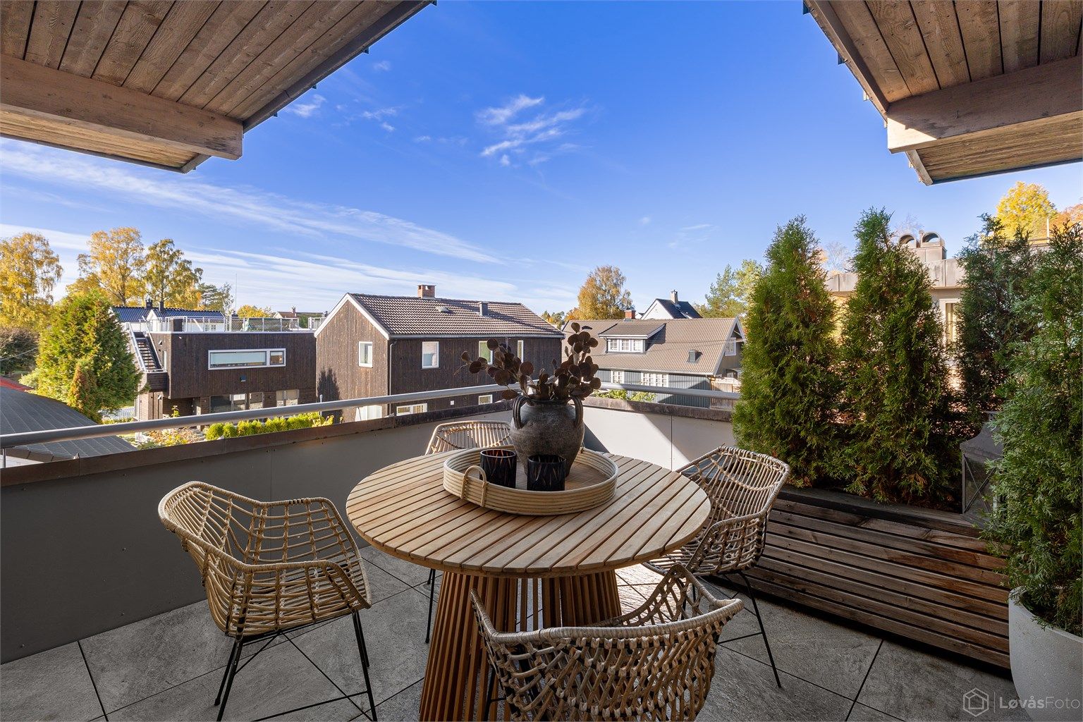 Terrasse mot vest og nord. Utebelysning og stikkontakter på terrassen