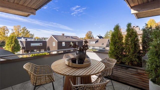 Terrasse mot vest og nord. Utebelysning og stikkontakter på terrassen