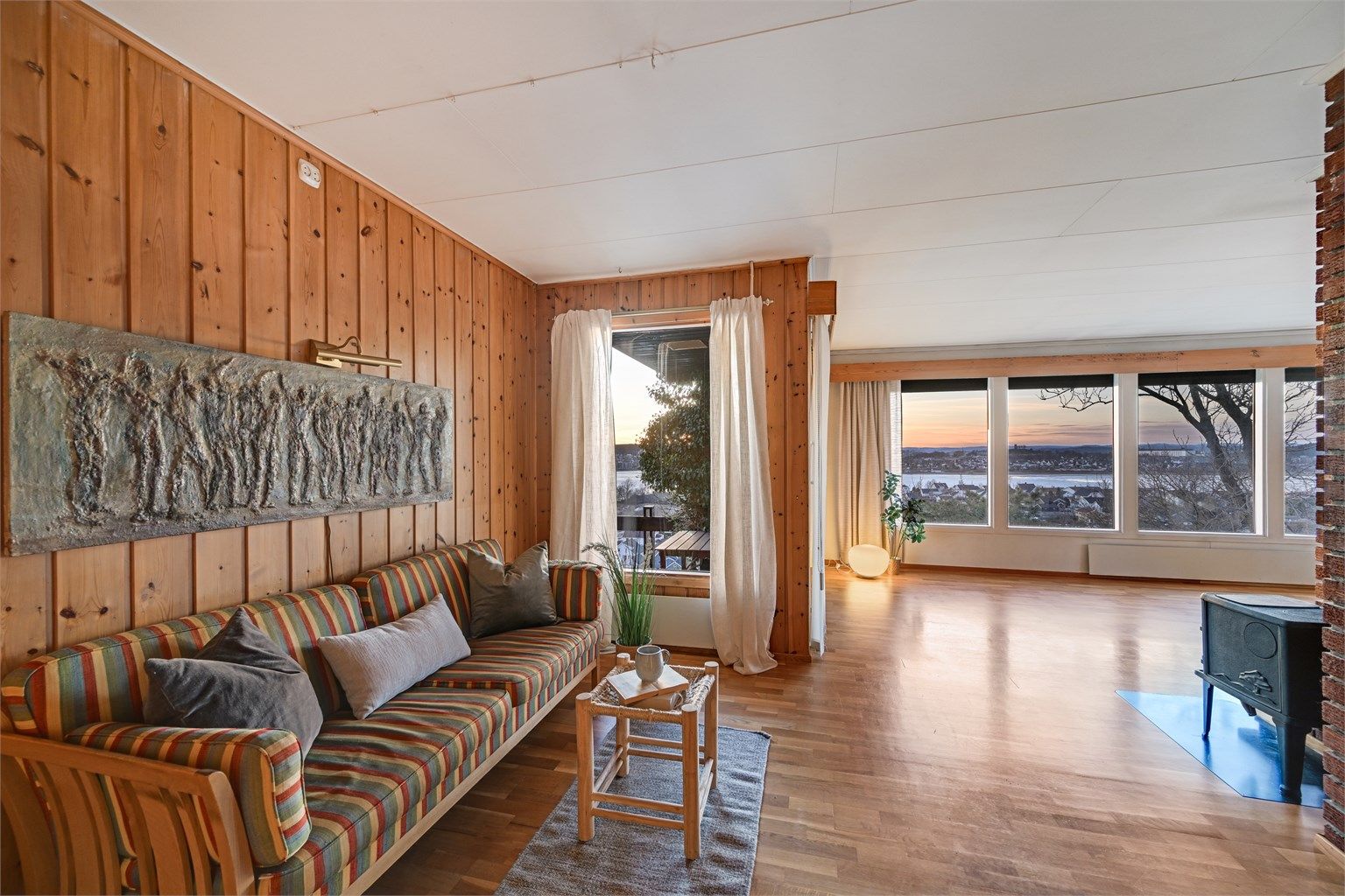 Storslått stue med panoramafølelse og romslige løsninger.