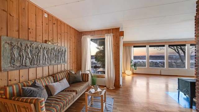 Storslått stue med panoramafølelse og romslige løsninger.