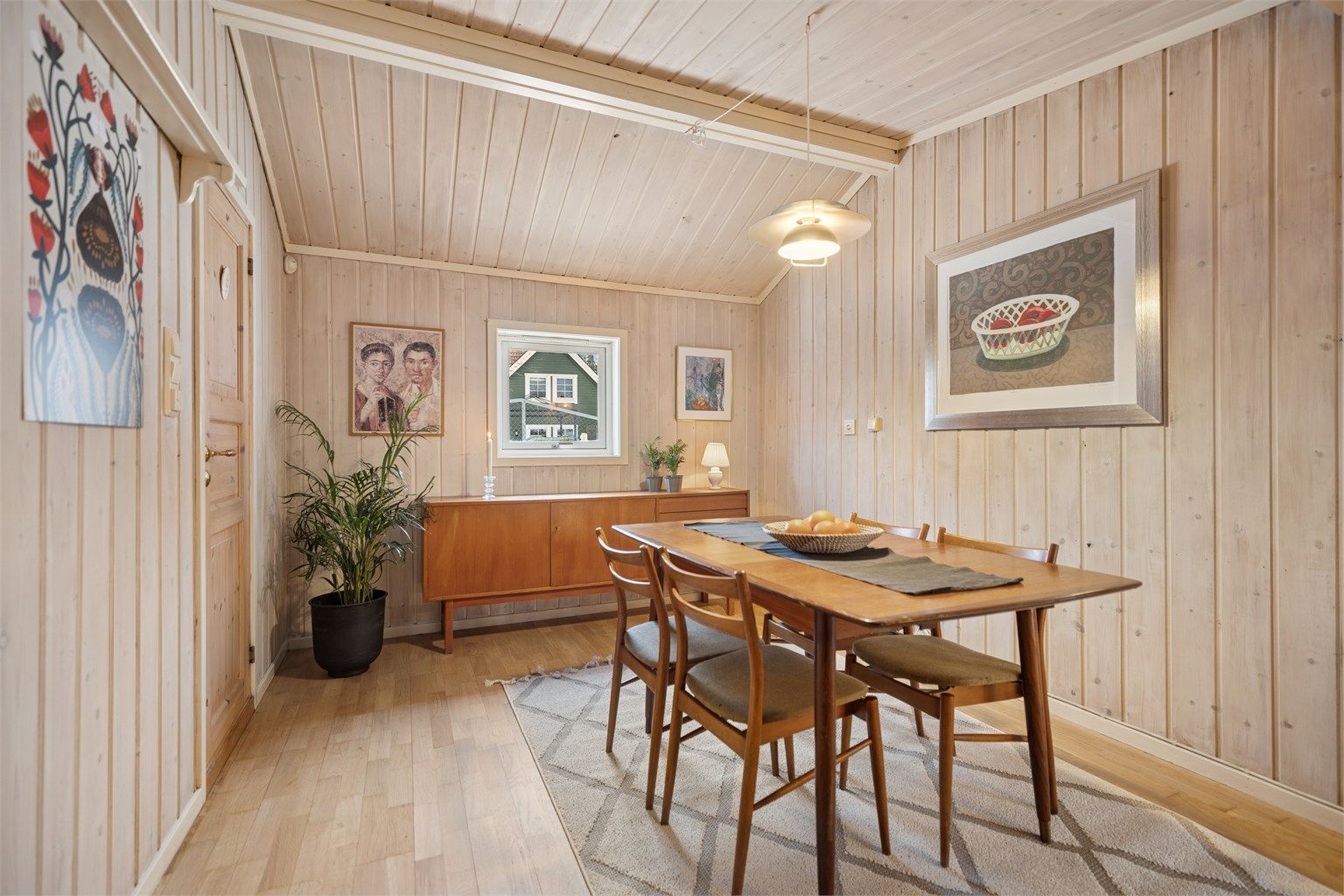 Spisestue med god plass til stort spisebord.