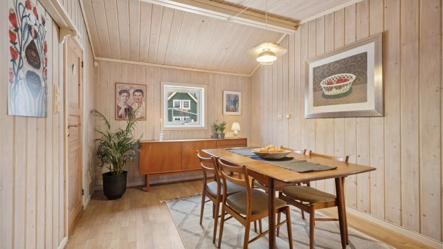 Spisestue med god plass til stort spisebord.