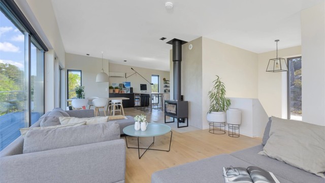 Moderne innredning med gips på vegger og lekre parkettgulv.