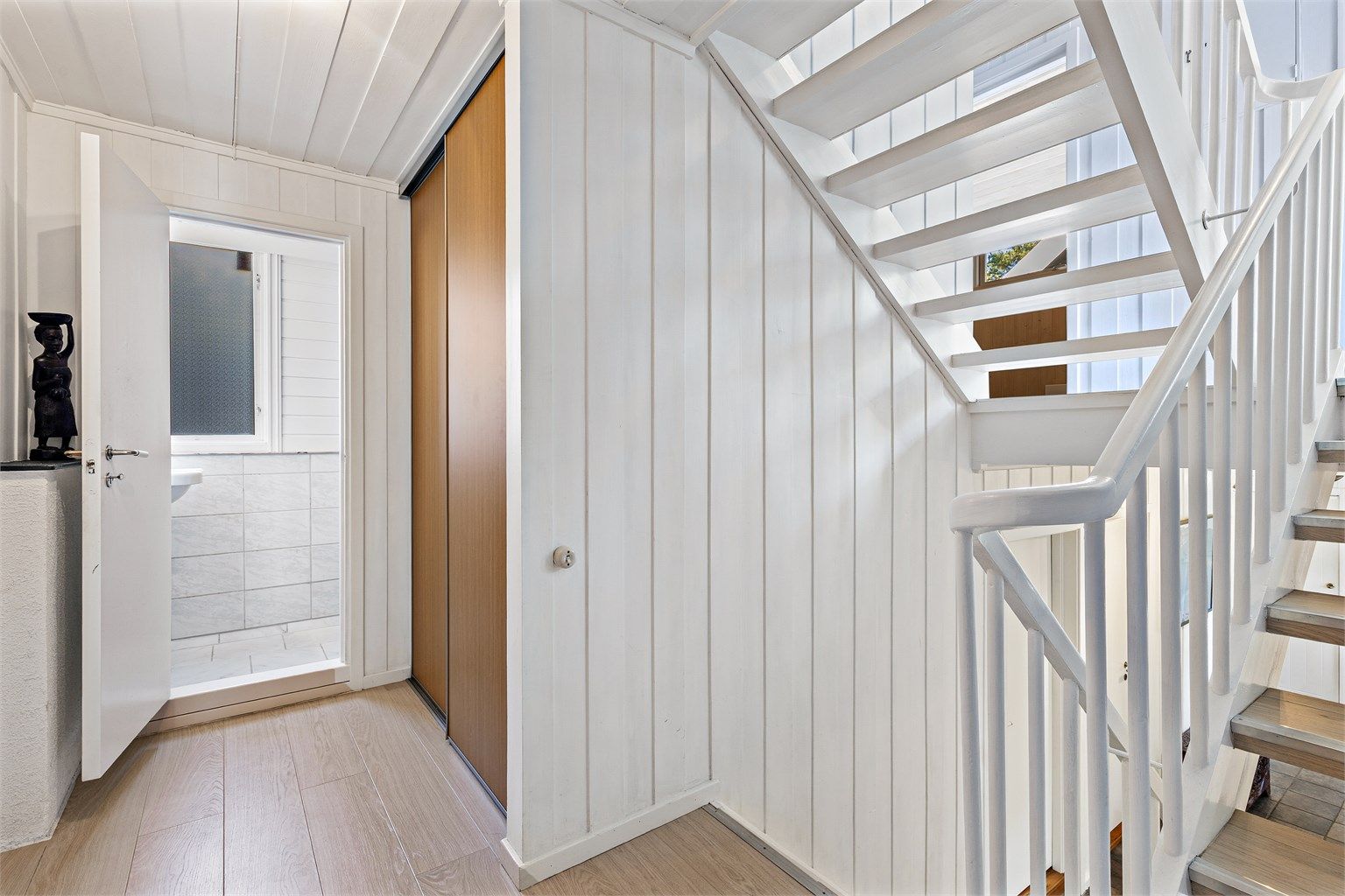Trappen leder videre ned til halvplan 2, hvor du finner WC, hobbyrom, bod og et rom innredet som soverom. 