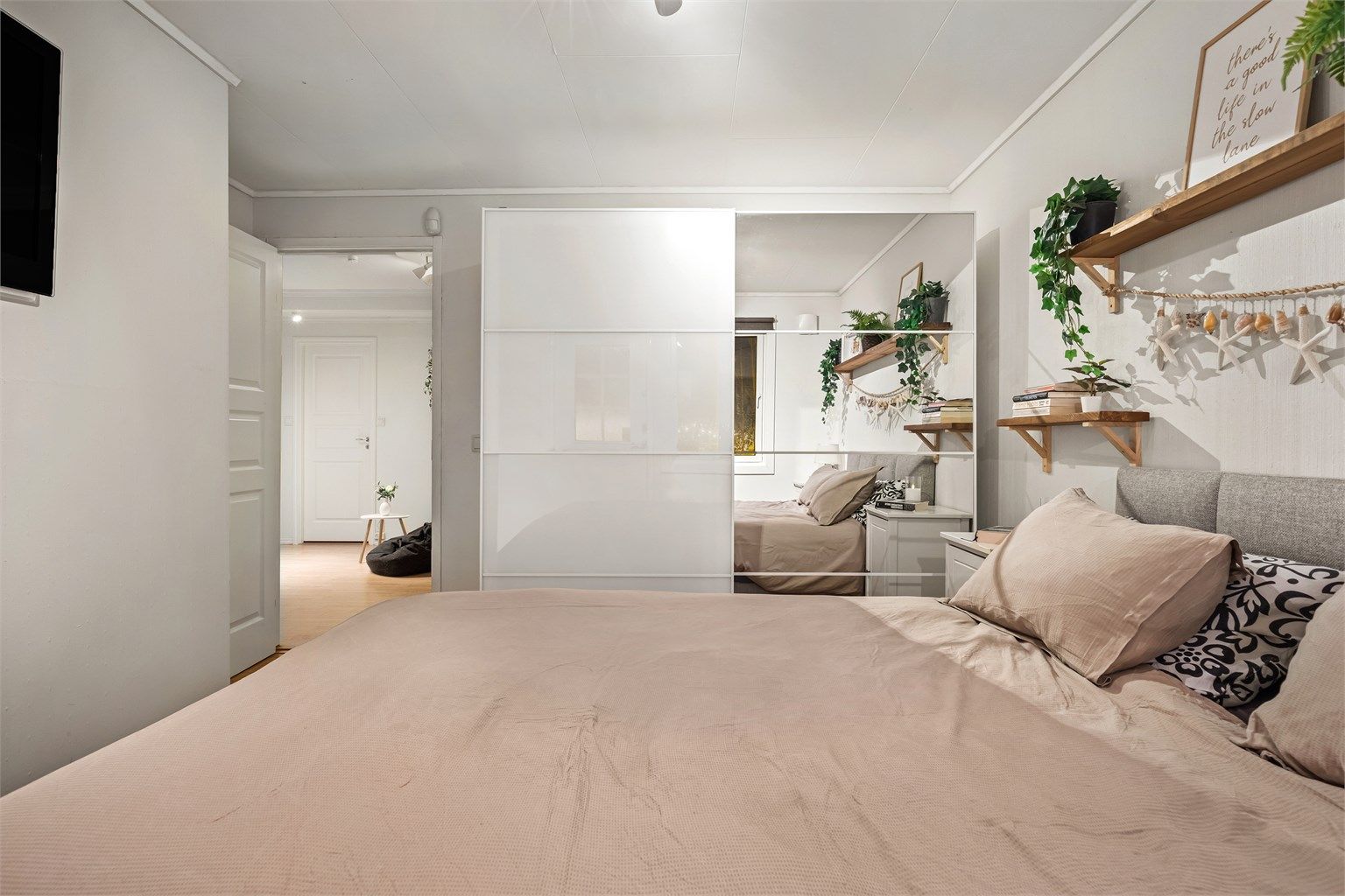  Hovedsoverommet byr på romslig skyvedørsgarderobe.