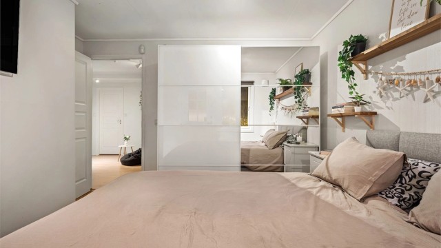 Hovedsoverommet byr på romslig skyvedørsgarderobe.
