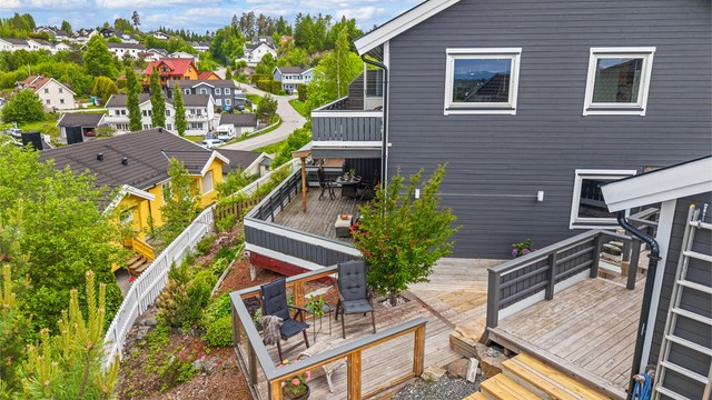 Eiendommen er pent opparbeidet med flere nivåer og trapper mellom uteplassene.