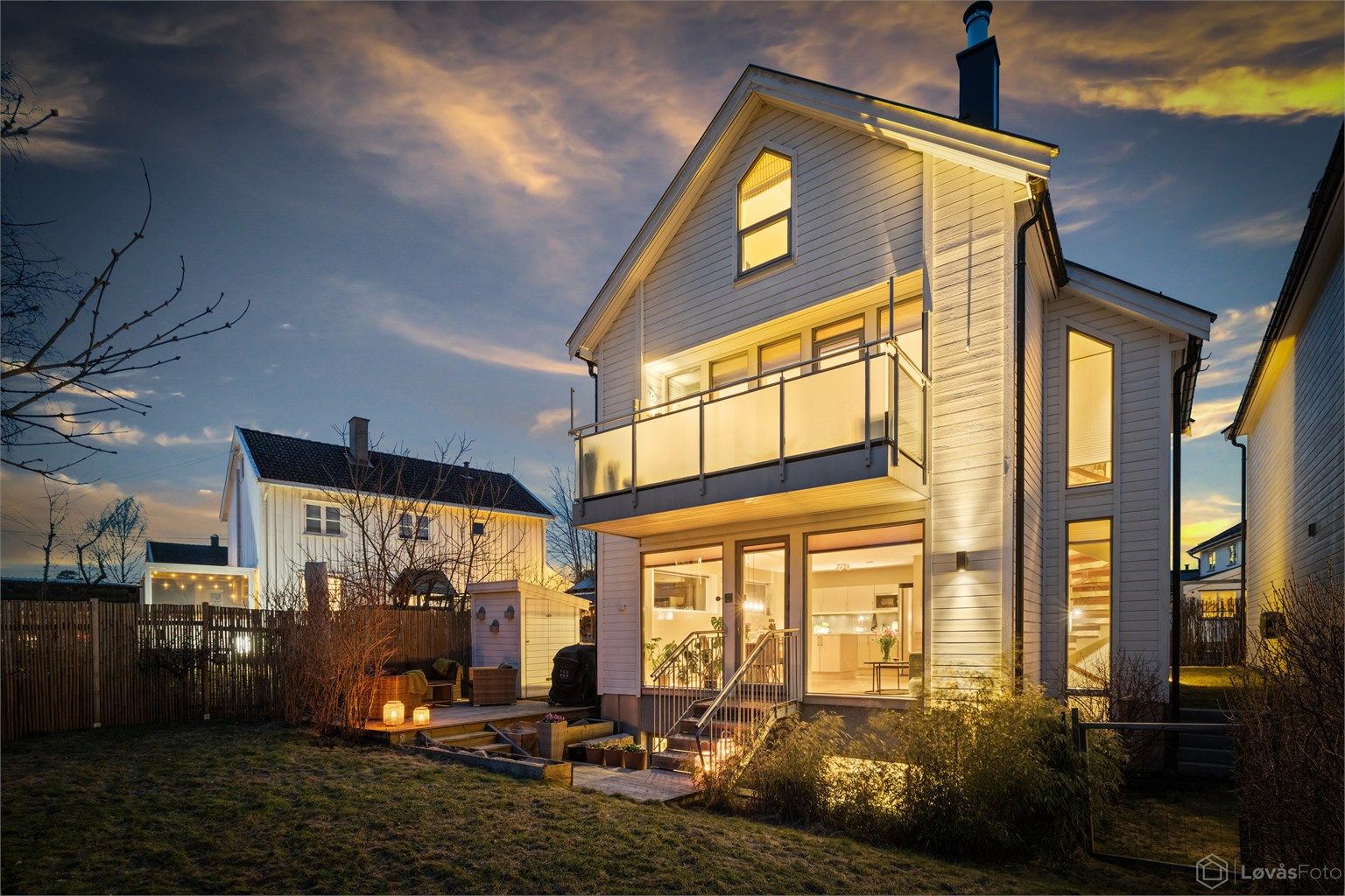 Boligen har solcellepaneler på taket, som bidrar til lavere strømkostnader.