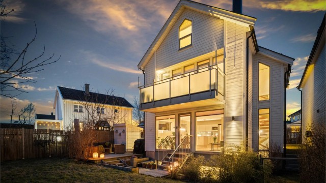 Boligen har solcellepaneler på taket, som bidrar til lavere strømkostnader.