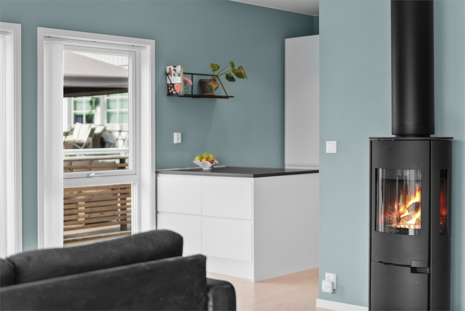 Utsyn mot kjøkkenet og utgang til terrassen fra stuedelen.