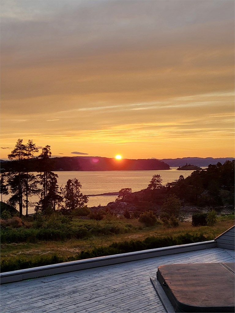 Midtsommers er det kveldssol i hagen nesten helt til kl. 22:30.
Fotograf; privat.