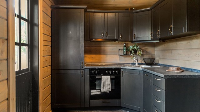 Kjøkkeninnredningen er malt i moderne fargevalg med passende laminert benkeplate