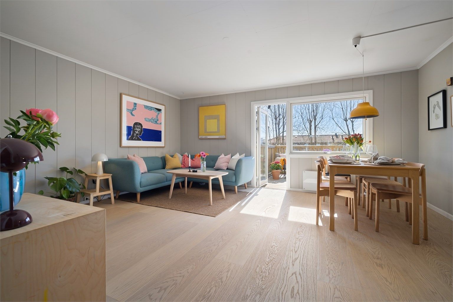 Hele leiligheten er malt i lune, tidsriktige farger