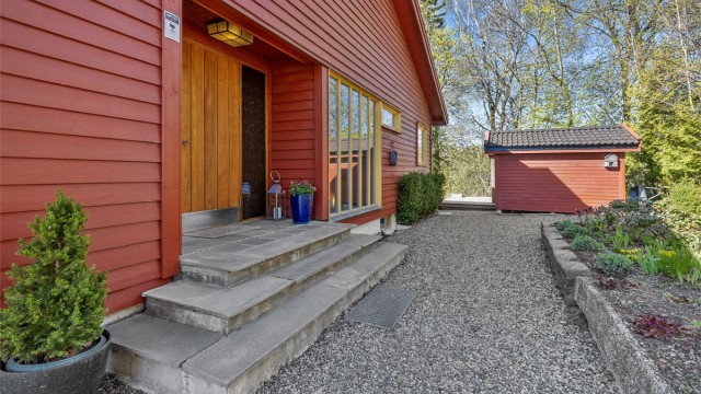 Hyggelig inngangsparti. Til høyre ser du uteboden på 5 kvm.