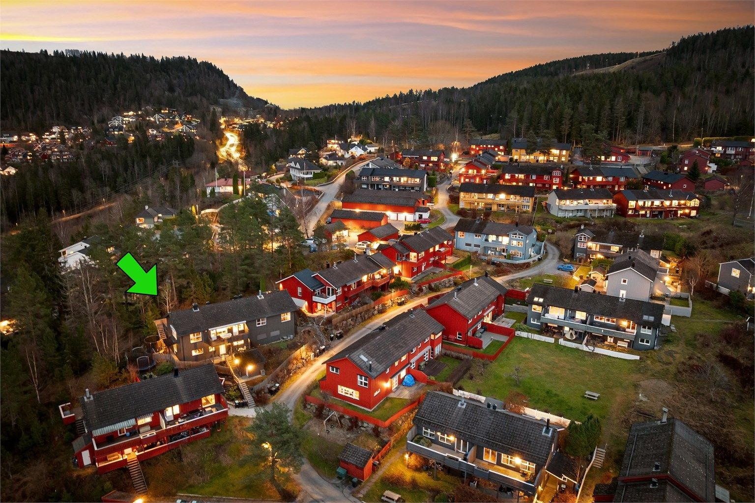 Velkommen til Bakerovnsgrenda 59, og en lekker og romslig familiebolig beliggende i barnevennlige og rolige omgivelser på Toppenhaug på Bærums Verk