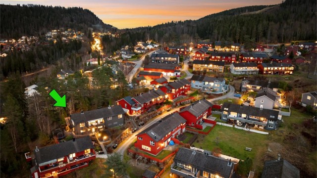 Velkommen til Bakerovnsgrenda 59, og en lekker og romslig familiebolig beliggende i barnevennlige og rolige omgivelser på Toppenhaug på Bærums Verk