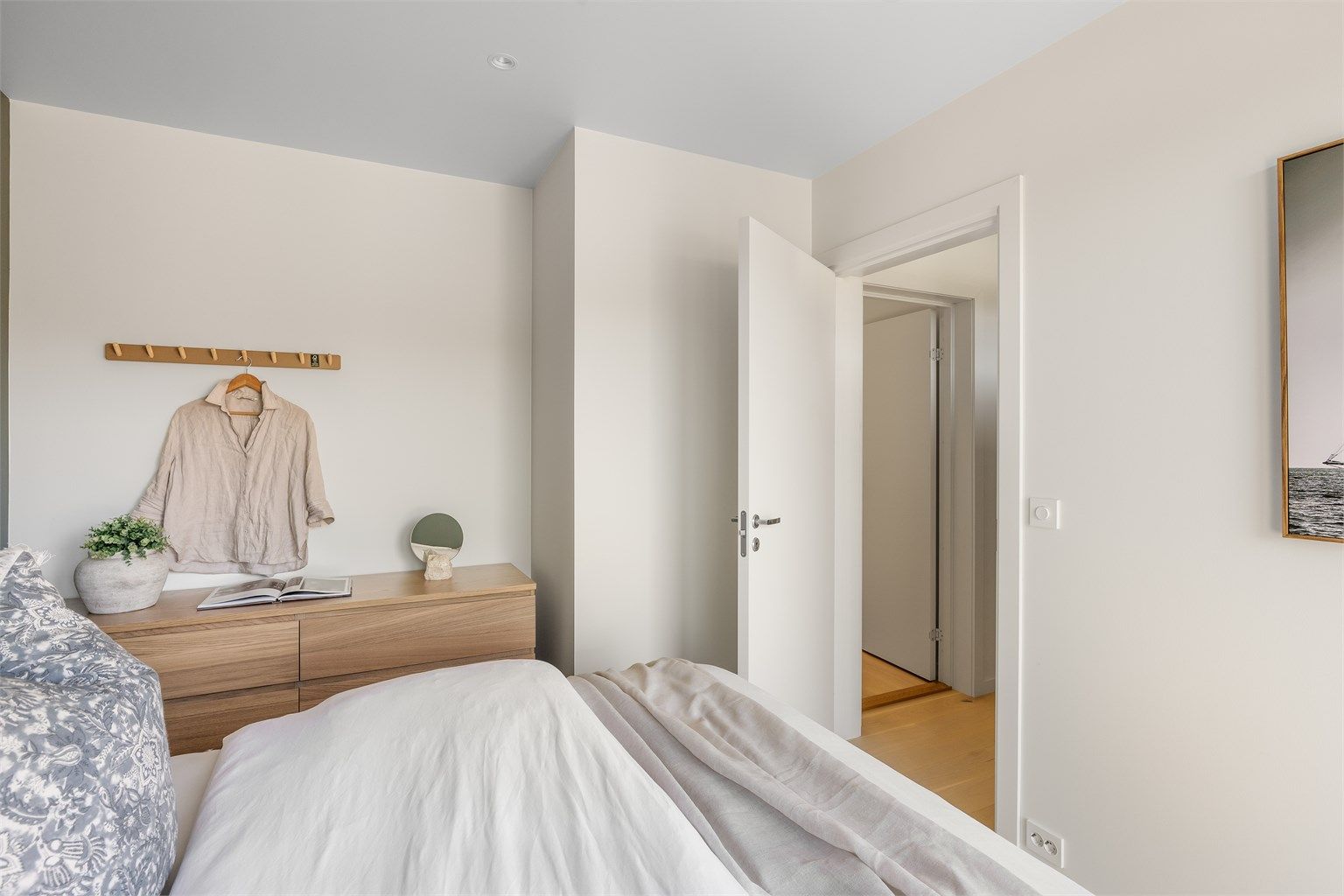 Gjennomtenkte detaljer og materialvalg preger også soverommene.