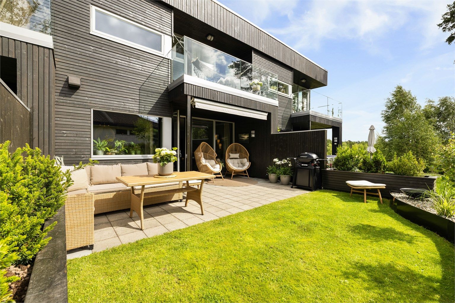 Inviterende utearealer på begge sider sikrer tilgang til solen dagen gjennom. I hagen er det sol fra rundt kl. 12 og til rundt kl. 20 midtsommers.