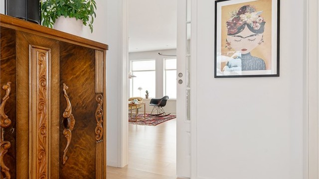 Herfra er det åpen tilgang til stue og kjøkken.