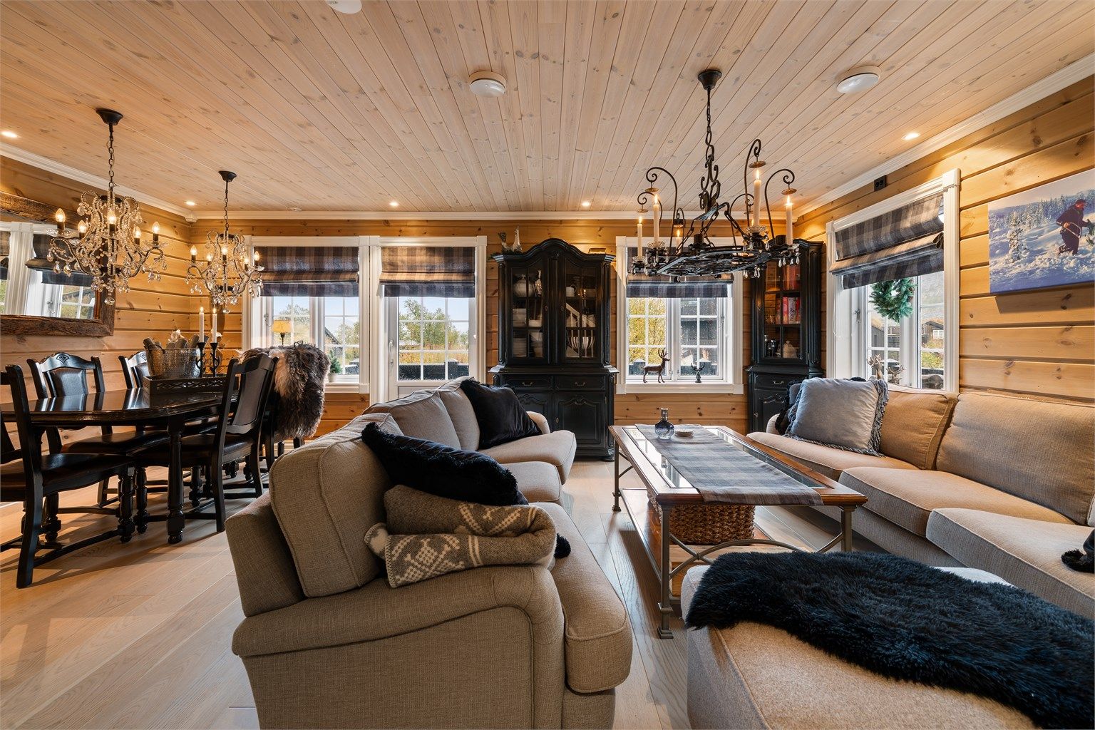 Stuen er romslig med flere "soner". 