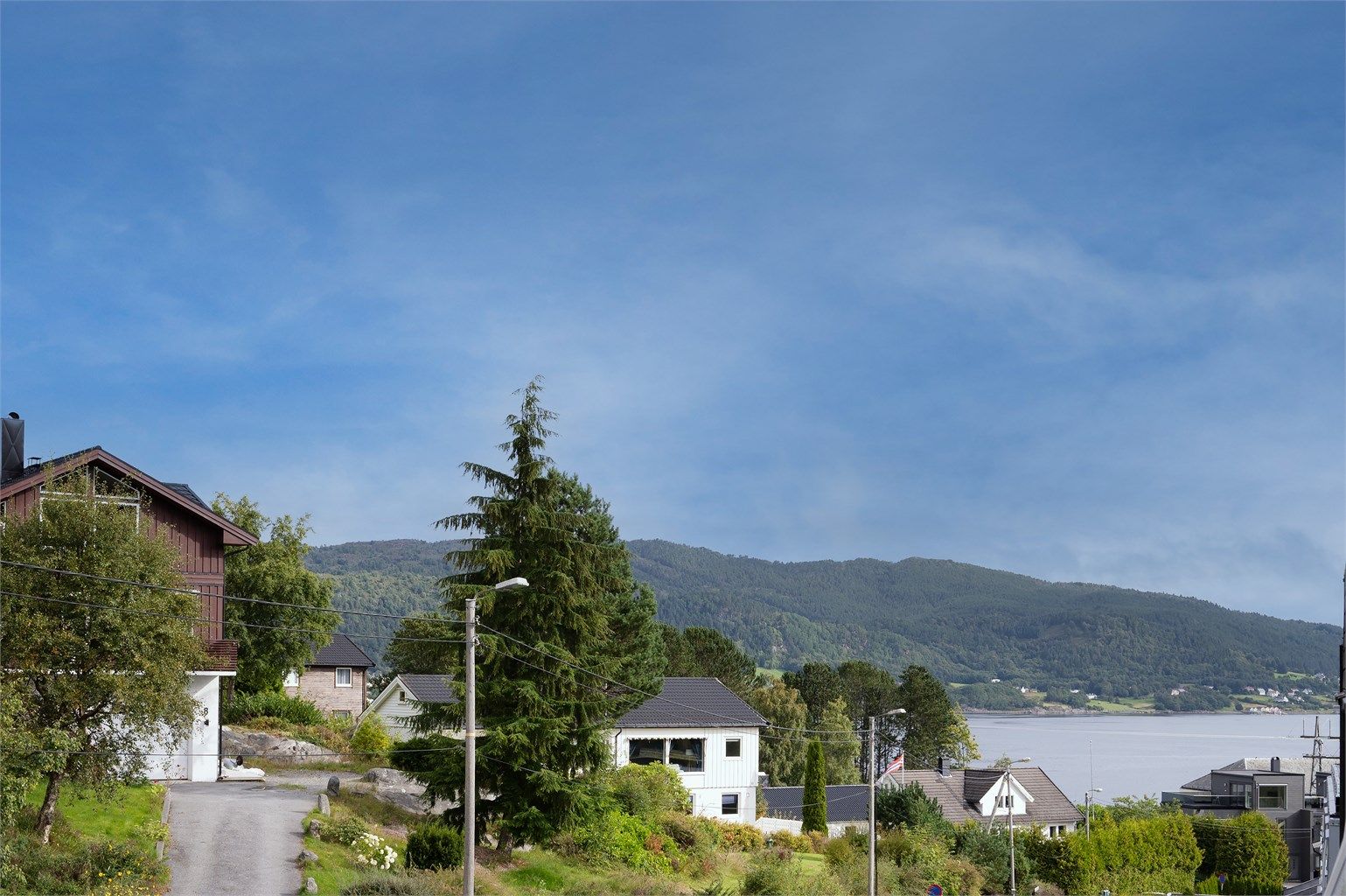 Fra eiendommen er det kort vei til sjøen og fine turområder.
