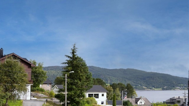 Fra eiendommen er det kort vei til sjøen og fine turområder.