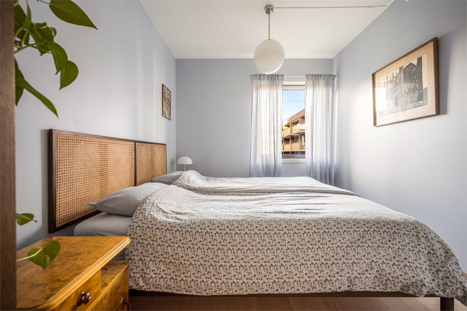 Hovedsoverom med god plass til dobbeltseng.