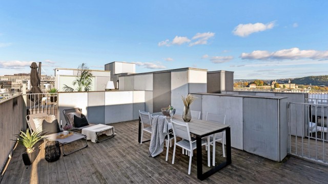 Velkommen til Tjuvholmen alle 4. Toppleilighet.
Privat takterrasse på hele 29 kvm. med flott utsikt og meget gode solforhold. Heis. luftebalkong. Felles takterrasse. Varmt vann og fyring inkludert.