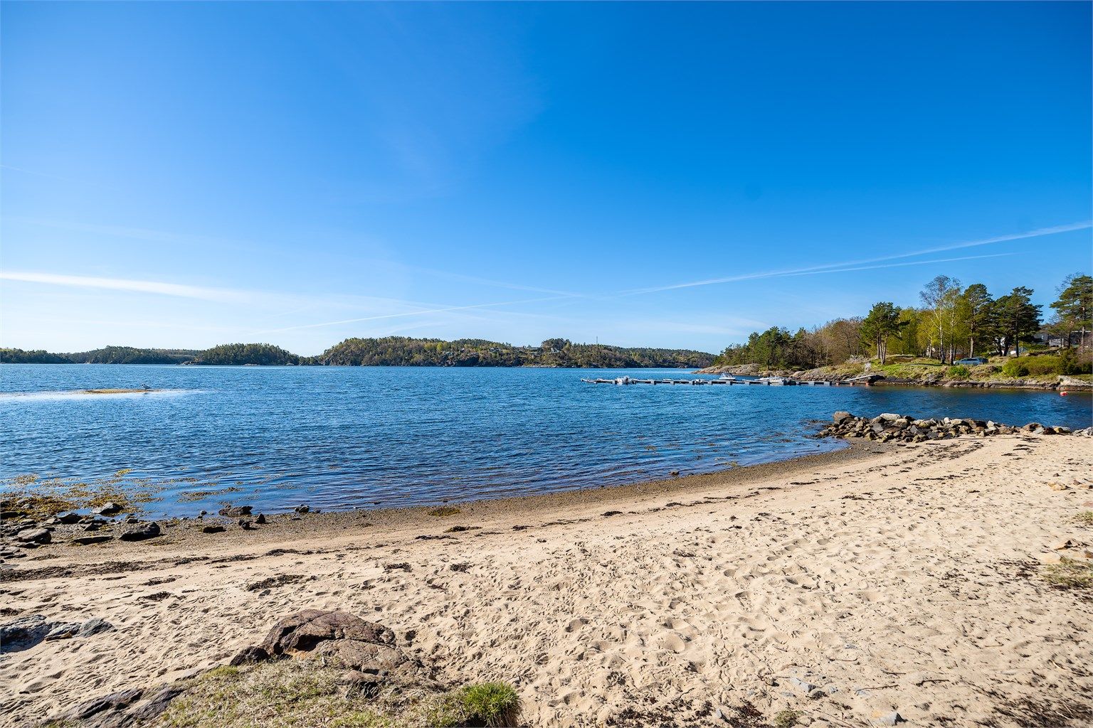 Kaldvellfjorden er en terskelfjord, hvor det er varmere vann en resten av sjøen utenfor.