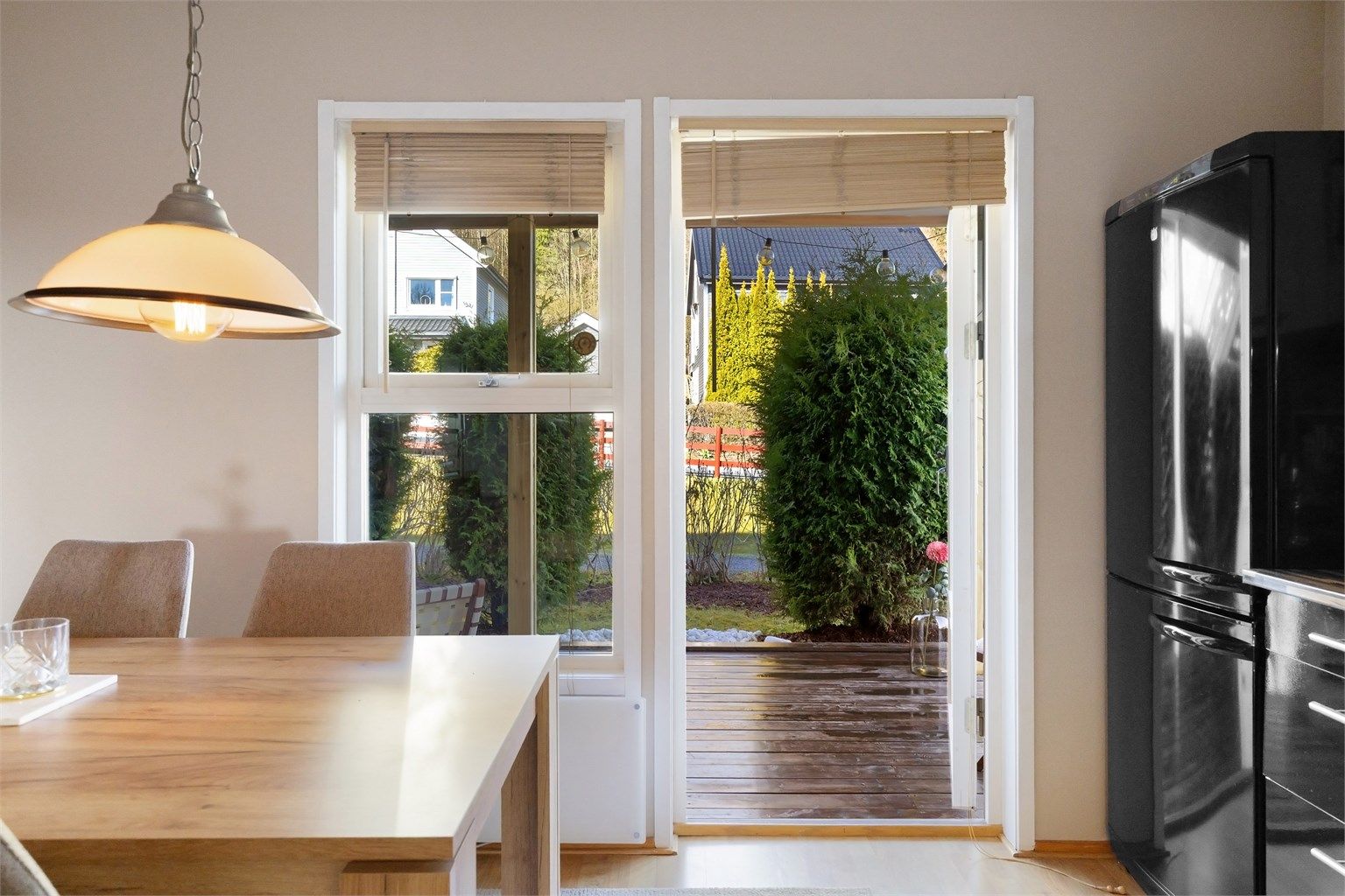 Fra kjøkkenet er det utgang til terrassen