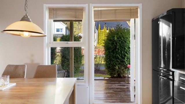 Fra kjøkkenet er det utgang til terrassen