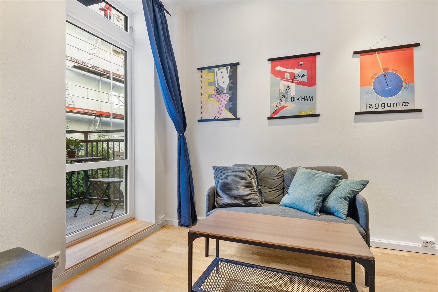 Det er store vindusflater som slipper inn rikelig med dagslys. Her er det utgang til leilighetens sjarmerende balkong.