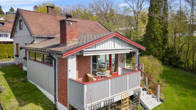 Solrik terrasse. Deler av terrassen er søknadspliktig pga. høyden