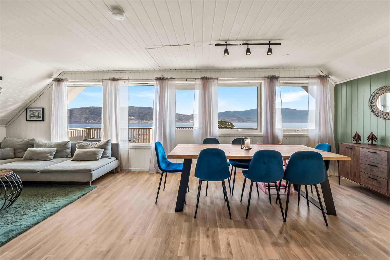 Stuen er et lyst og romslig allrom med plass til både sofagruppe og spisebord.