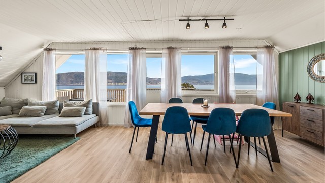 Stuen er et lyst og romslig allrom med plass til både sofagruppe og spisebord.