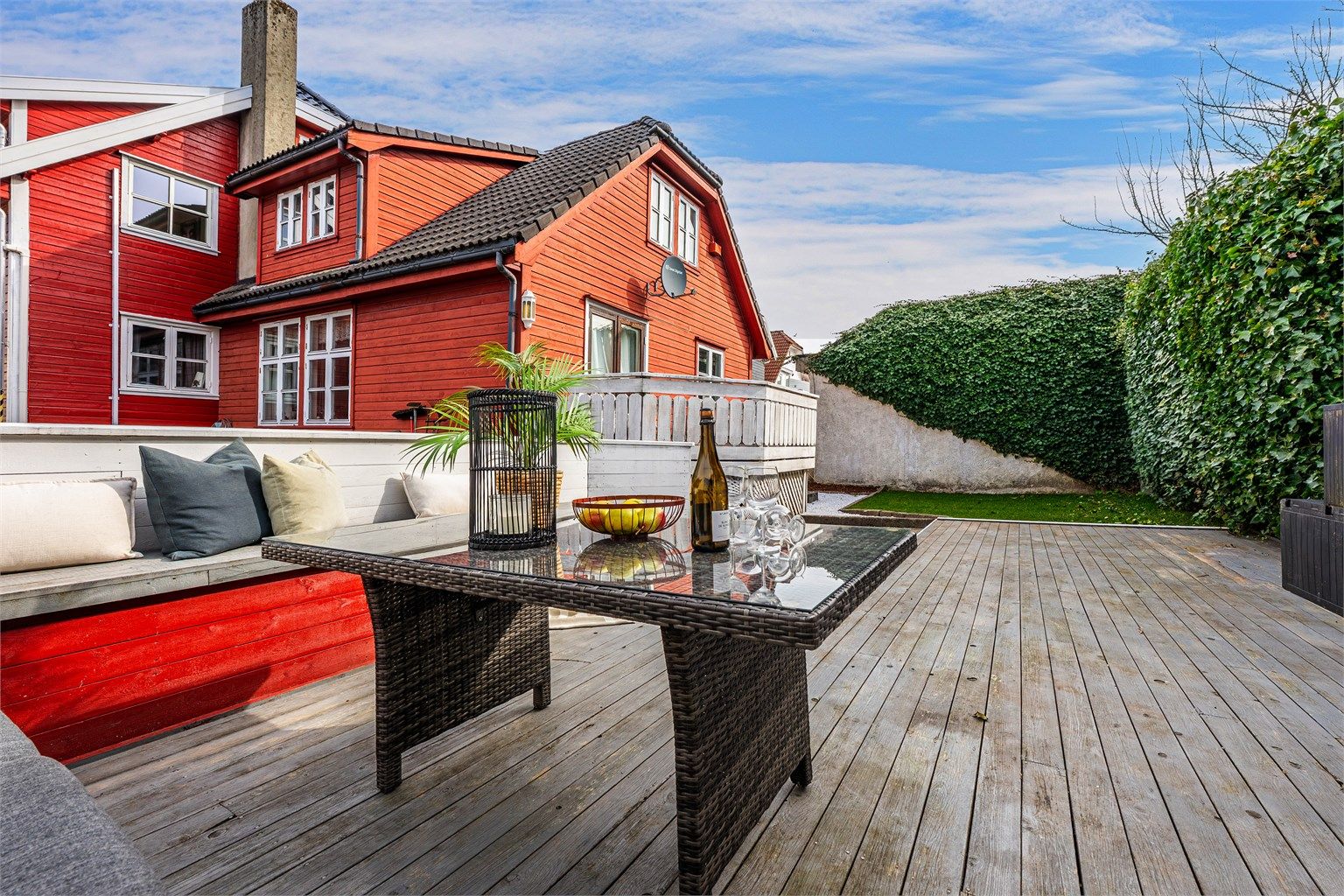 Leiligheten er en av 3 seksjoner i et lite sameie på Våland, med umiddelbar gåavstand til Stavanger sentrum og Mosvannet. 