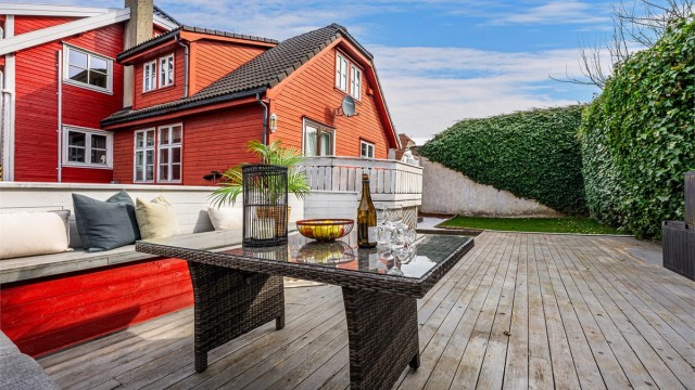 Leiligheten er en av 3 seksjoner i et lite sameie på Våland, med umiddelbar gåavstand til Stavanger sentrum og Mosvannet.