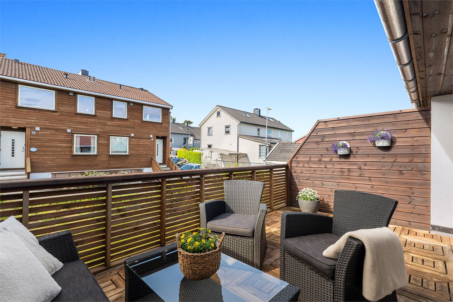 Fra stuen er det utgang til en sørvendt balkong med fine solforhold fra formiddag til kveld. Her er det ny membran.