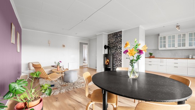 Fra stue mot kjøkken og gang