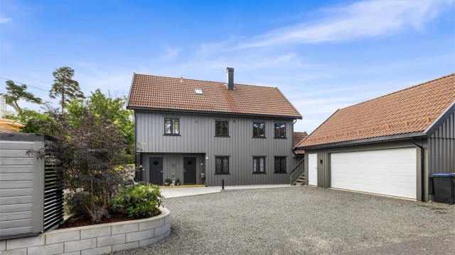 Enebolig over tre etasjer og dobbel garasje med innredet loft