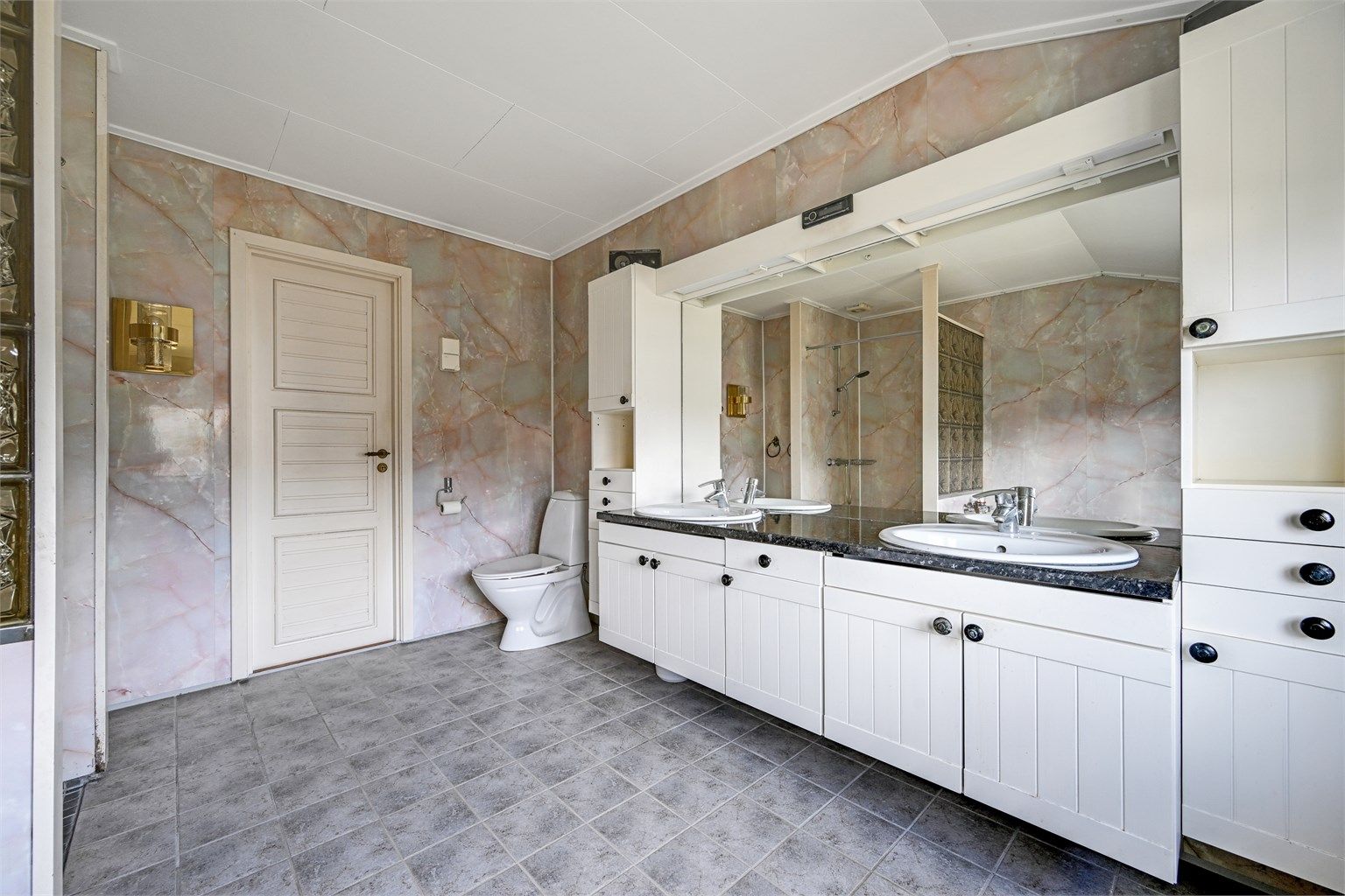 Badet i andre etasje er romslig og utstyrt med en dobbel servant med god skapplass.