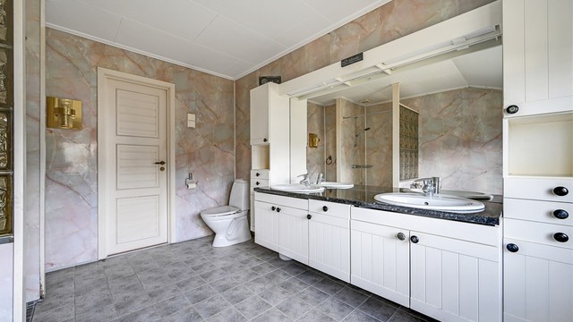 Badet i andre etasje er romslig og utstyrt med en dobbel servant med god skapplass.