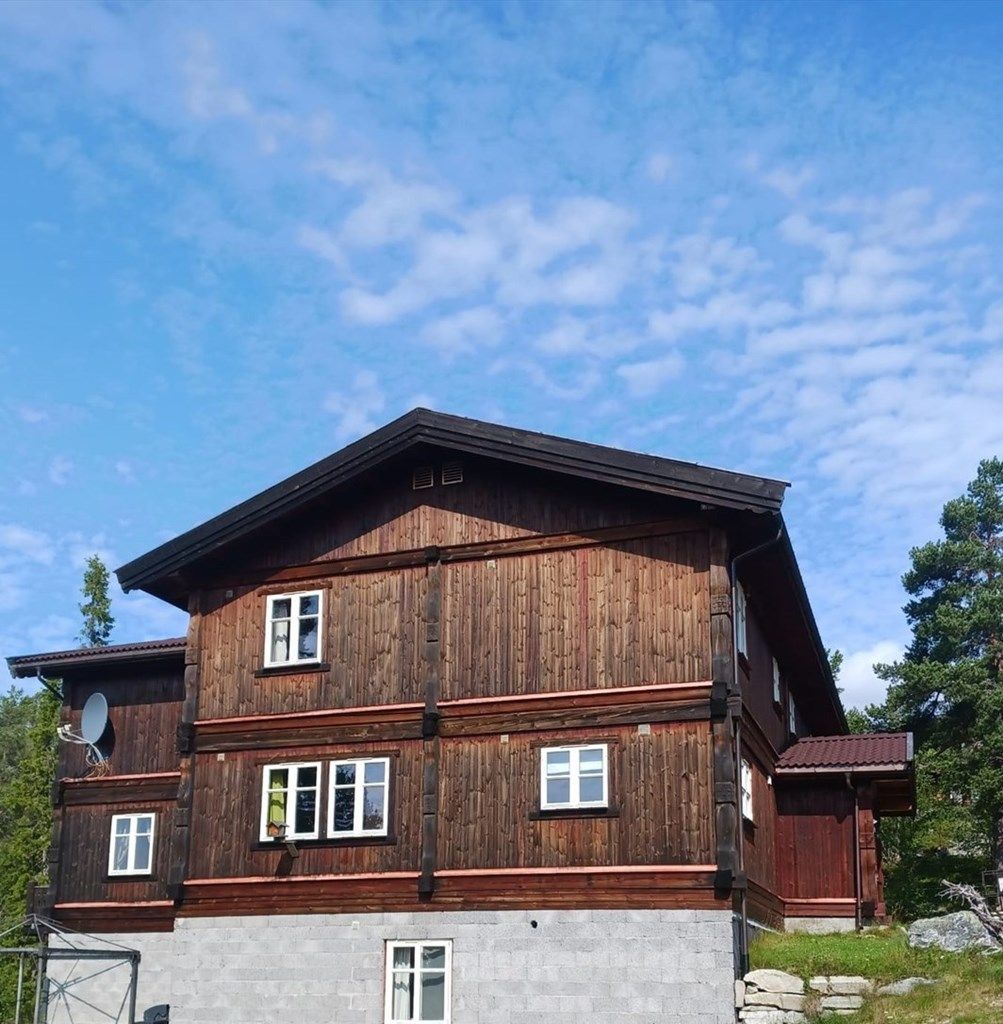 Selger har beiset hele hovedhuset i sommer som gir et lekkert preg over eiendommen. 