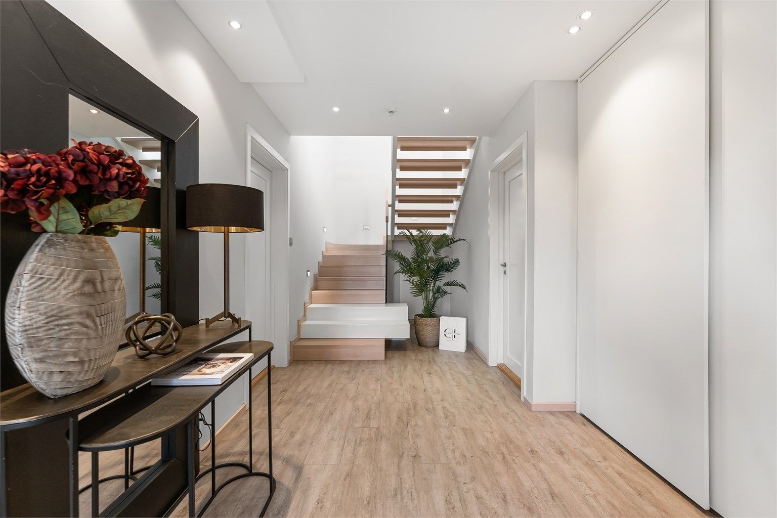 Dobbelgarasjen er innbygget hvor det er direkte adkomst fra garasjen til hovedhuset