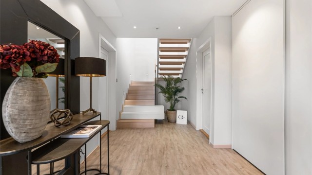 Dobbelgarasjen er innbygget hvor det er direkte adkomst fra garasjen til hovedhuset