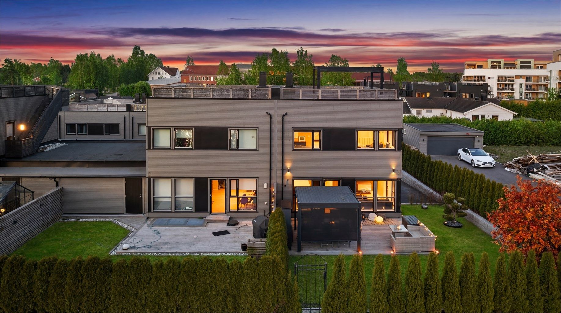 Fra stuen i første etasje er det direkte utgang til en terrasse på 36 m² og en pent opparbeidet hage. En perfekt arena for lek og sosiale sammenkomster.