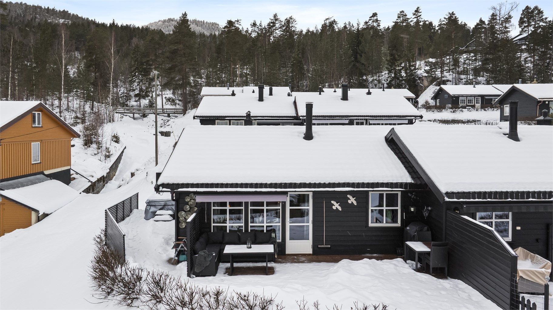 Solrikt, lunt og usjenert. Kort vei til flotte turområder like utenfor hyttedøren.