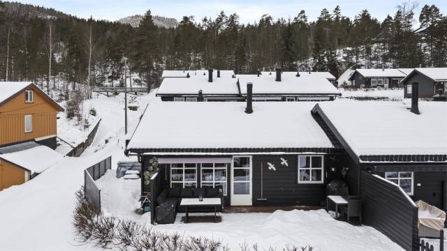 Solrikt, lunt og usjenert. Kort vei til flotte turområder like utenfor hyttedøren.